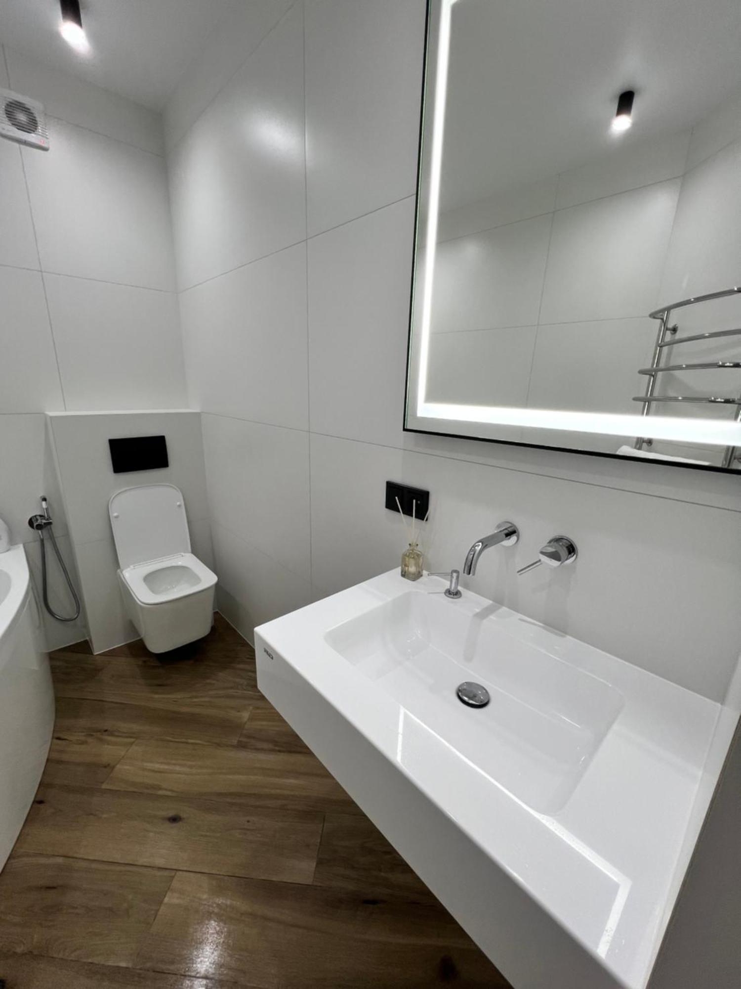 Люкс Апартаменти Район Автовокзалу В Жкарена Та Жк Great House Поблизу Обласноі Лікарні Rivne Esterno foto