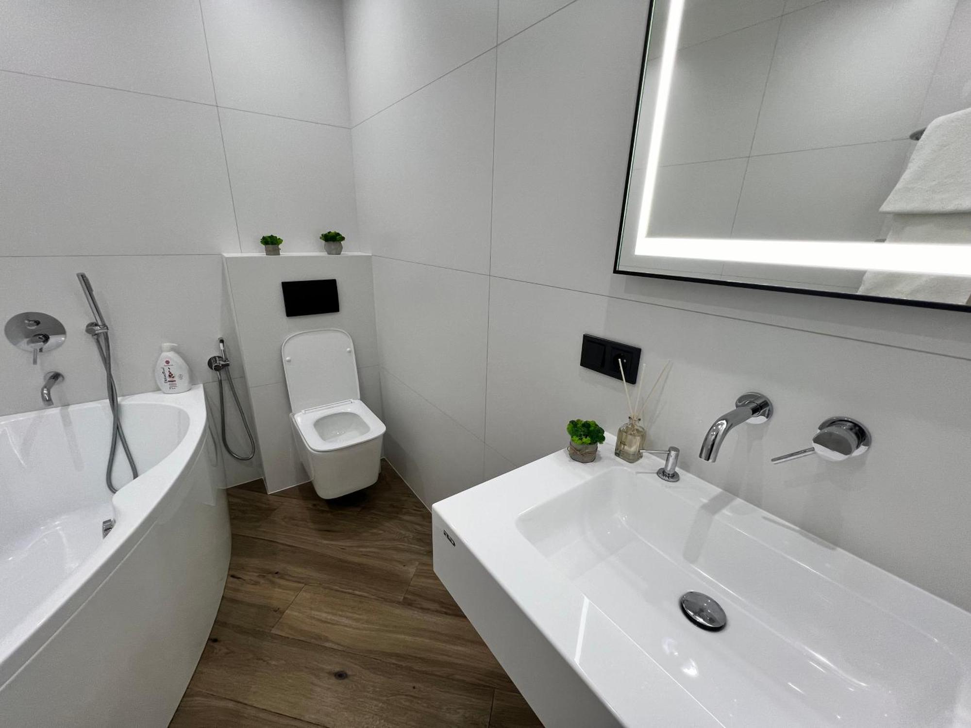 Люкс Апартаменти Район Автовокзалу В Жкарена Та Жк Great House Поблизу Обласноі Лікарні Rivne Esterno foto